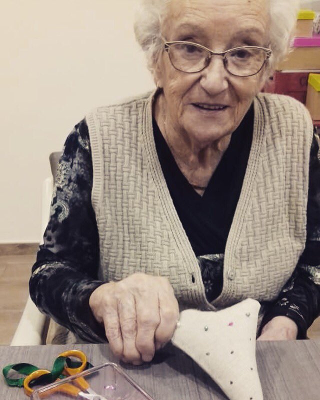 gruparrels's tweet photo. Taller de costura per la nostra paradeta solidària això es tot un art quina concentració i quina dedicació !! #projectesolidari #tallerdecostura https://t.co/HyTD3ptG3B
