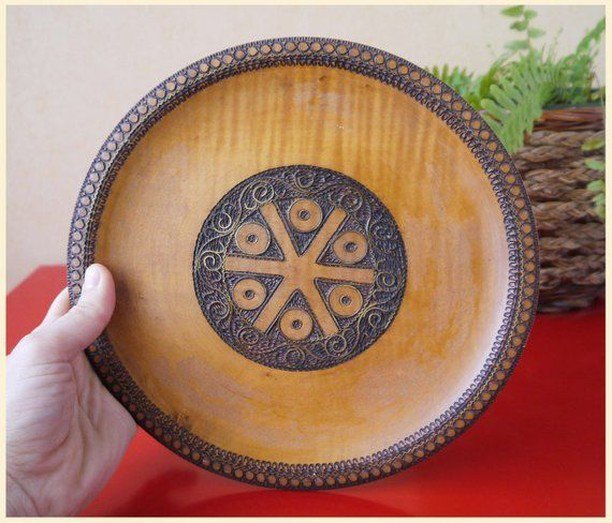 #EngravedWoodenPlate with Copper Inlay Vintage Oval #70sDecorativePlate #70sHomeDecor Handmade Table Decor Key Holder Christmas buff.ly/2SOGDtw instagram.com/p/Brjvia_APyr/