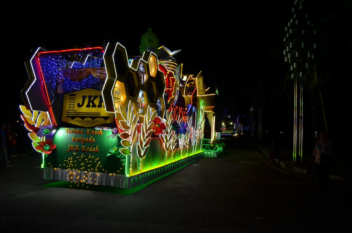 Sekilas fakta :

Kereta berhias JKR Kedah 'Tok Moris' yang direalisasikan sepenuhnya oleh warga <a href="/jkr_kedah/">JKR Negeri Kedah</a> memiliki ukuran sepanjang 44 kaki dengan kelebaran 14 kaki, berketinggian 18 kaki dan berkeberatan dianggarkan 7 tan <a href="/IrWanMHilmi/">Ir Wan M Hilmi</a> <a href="/JKR_CKM/">JKR CAW. KEJ. MEKANIKAL</a> <a href="/Sidek78601818/">Sidek</a>