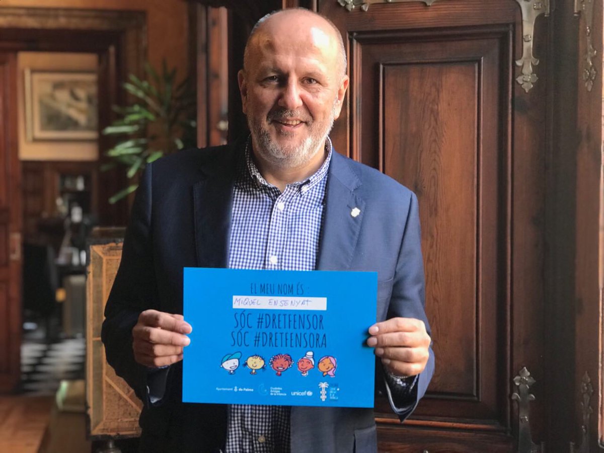 ensenyat's tweet photo. Jo som #dretfensor. El meu compromís és seguir fent feina per construir un món digne per als infants que els que permeti gaudir d’una vida plena, un entorn saludable i accedir lliurament a una educació i una sanitat de qualitat.
 #PalmaCiutatAmigaDeLaInfancia https://t.co/jabJKK3K8h