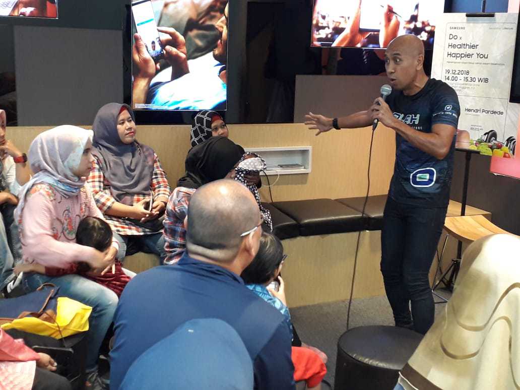 samsungID's tweet photo. Tidak hanya tips tentang makanan & gaya hidup sehat yang dishare di #SamsungSession, Hendri juga share lensa pada Samsung Galaxy A9 yang biasa ia gunakan untuk foto makanan.
"Lensa Ultra-Wide Angle bisa ambil semua makanan dalam 1 frame dengan mudah! My favorite lens, ever!" https://t.co/JCfS922OEv