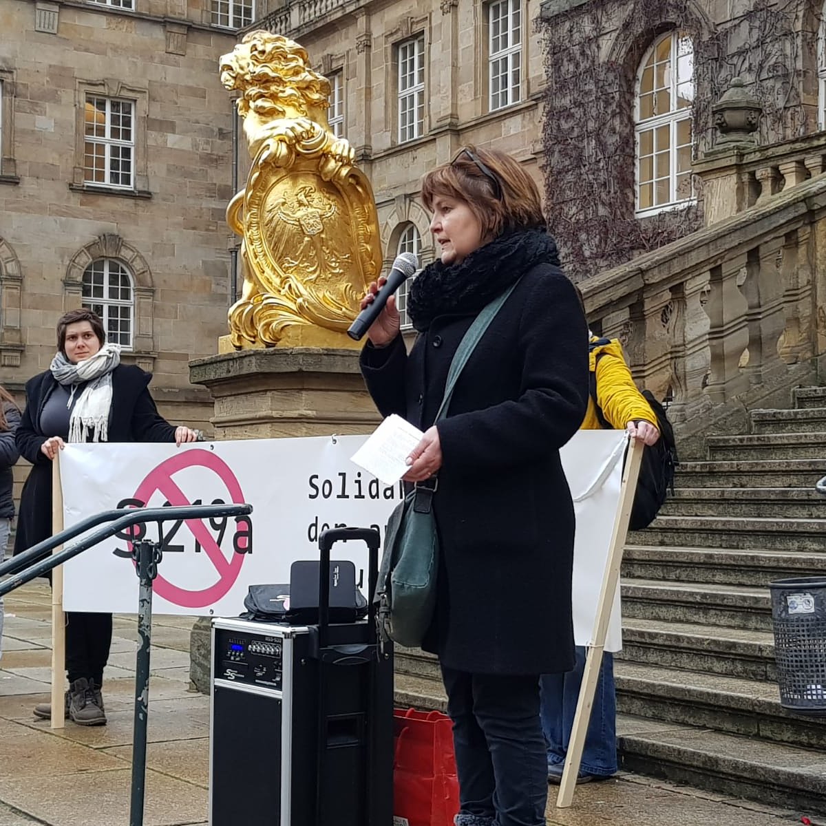 EstherKalveram's tweet photo. #wegmit219a Die #SPDKassel steht nach wie vor fest an der Seite der angeklagten Kasseler  Frauenärztinnen. Das habe ich heute Mittag beim Flashmob vor dem Kasseler Rathaus deutlich gemacht. https://t.co/JCJLQQYgpK