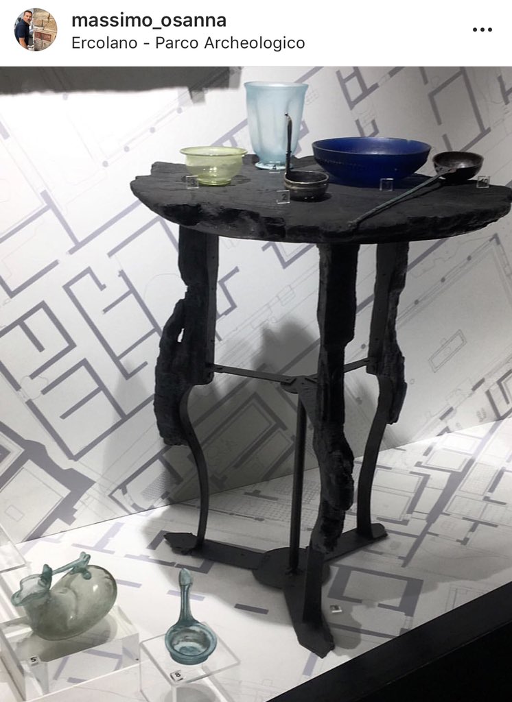 pompei79's tweet image. #Herculaneum’s Antiquarium has reopened &amp;amp; is housing a new exhibition: ‘Splendours in Herculaneum’. On display are gold objects found on the bodies but also wooden furniture, household objects &amp;amp; a fabulous silver bust of Livia. 
nationalgeographic.it/popoli-culture…
and
napoli.repubblica.it/cronaca/2018/1…