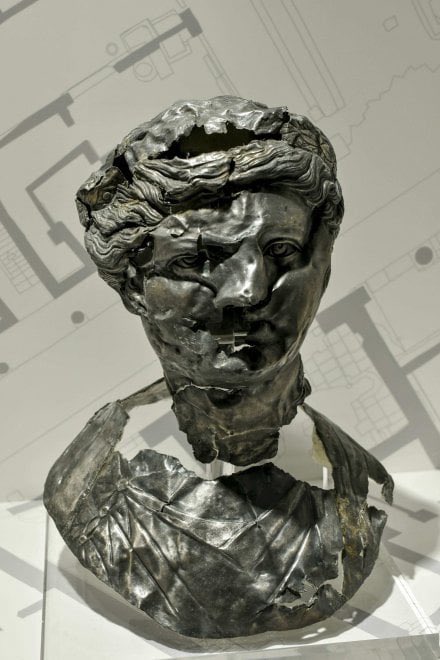 pompei79's tweet image. #Herculaneum’s Antiquarium has reopened &amp;amp; is housing a new exhibition: ‘Splendours in Herculaneum’. On display are gold objects found on the bodies but also wooden furniture, household objects &amp;amp; a fabulous silver bust of Livia. 
nationalgeographic.it/popoli-culture…
and
napoli.repubblica.it/cronaca/2018/1…