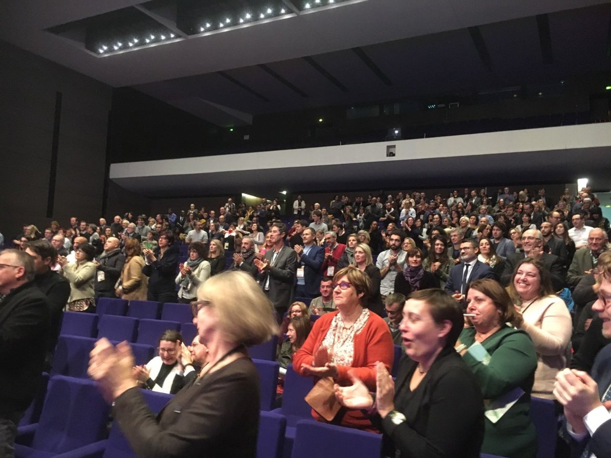 Delegpauvrete's tweet photo. Journées des Maisons de l' #emploi et des PLIE : ovation de la salle après la présentation de la #StrategiePauvrete . Exigence et engagement partagés pour agir. https://t.co/hGLgUMxDKJ
