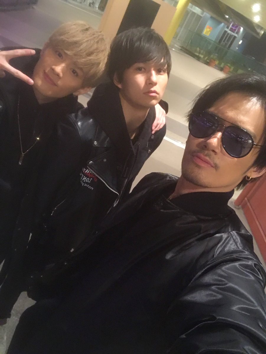 わか お疲れ様ー 今さらだけど智也くんサングラス似合いすぎるね ティアドロップって日本人に似合わないって聞いたんだけど つまり智也くんは海外寄りのお顔立ちなんだね T Co A5eibxnaye