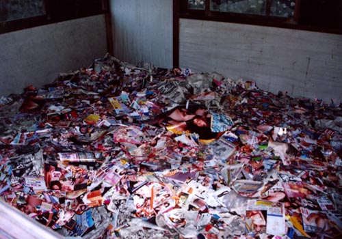 にけ 仕事に全ての時間が吸われている男 検索してはいけない言葉紹介 本小屋 廃墟紹介サイトが出てくる エロ本がバラバラになって大量に埋め尽くされた小屋についての紹介記事 建物のインパクトが凄く想像以上のエロ本の量 なぜ建物がそのような状況に