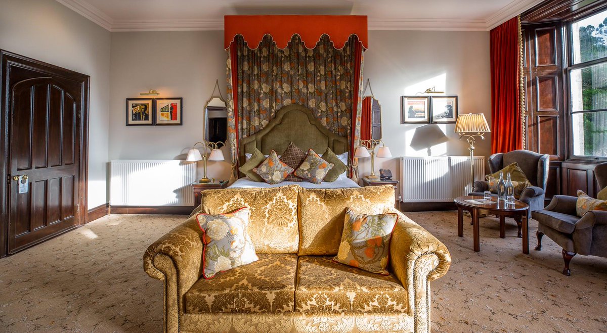 RomanticCastles's tweet photo. Bedroom profile - Johnny Cash room: This stunning suite includes a beautifully comfortable bed, a Victorian style free-standing bath and picturesque views of the manicured gardens - what more could you want? #castleroom #castleaccommodation #LoveMarkree https://t.co/OsKXn4s3Ii