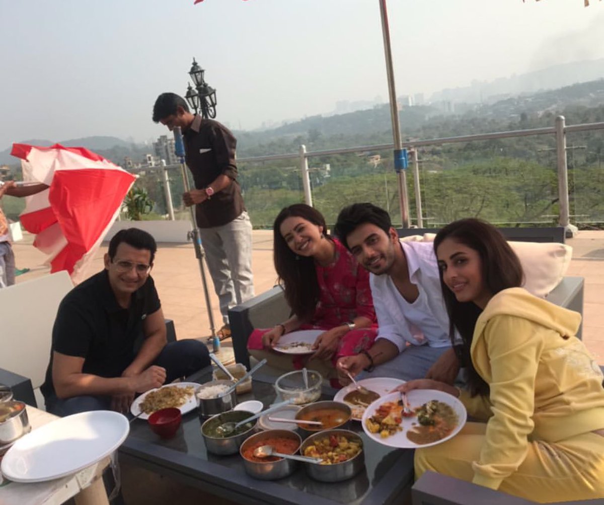 Team Baarish 😍 @vikram_the_Leo @AshaNegi7 #sharmanjoshi #priyabanerjee