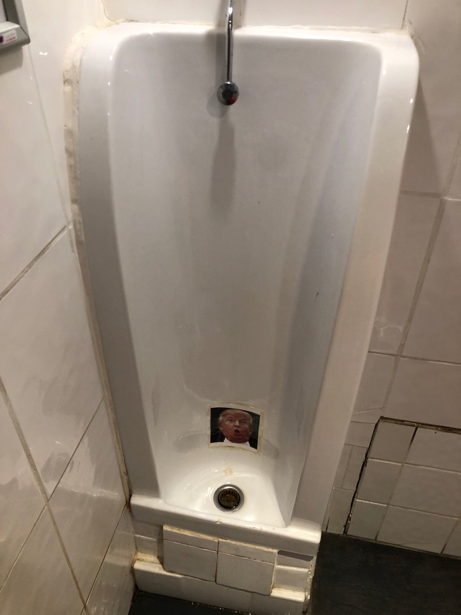 galpeg's tweet image. At Bananas in Val d’Isere and just went to spend a penny and was in for a treat