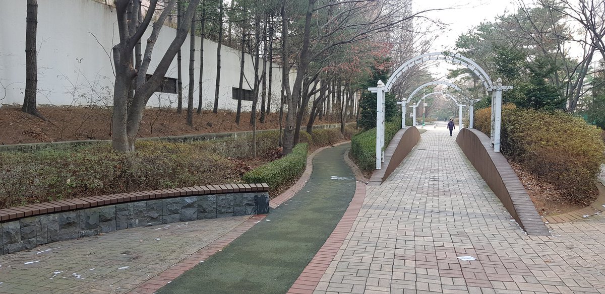 blitzkrieg1111's tweet photo. [위험한 무단투기는 자제해주세요]

금일 수내2동(동장 김수연)에서 관내 화단 정리를 하던 중 아주 가슴이 철렁한 일이 있었습니다😥

쌓여있는 낙엽 사이에서 발견된 것은 조각조각난 채로 낙엽에 섞어놓은 유리조각들....ㅠㅜ

쓰레기 무단투기, 사람을 위험에 빠지게 할 수도 있습니다

#성남시 https://t.co/Y6Miv6z7pF