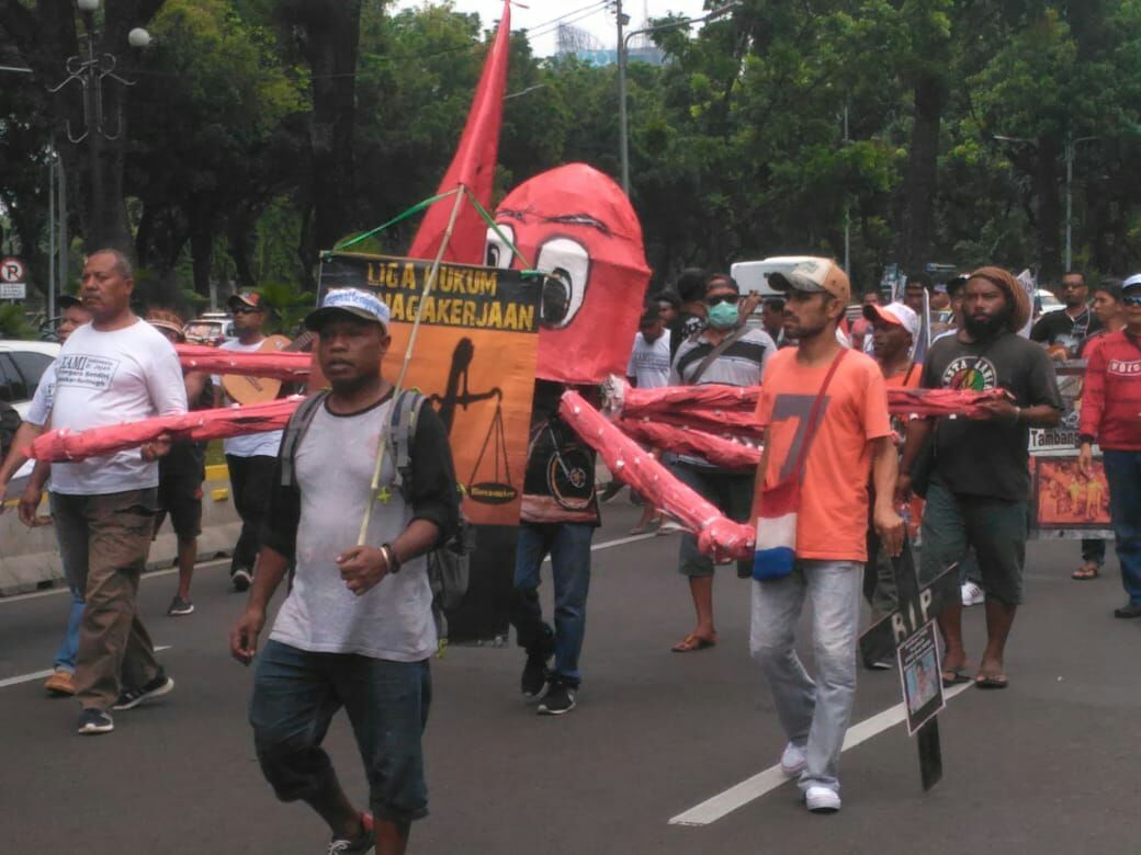 NDopess's tweet photo. Kata pak @jokowi Kriminalisasi ulama di hukum dgn tuntutan yg kurang jls dpt mengadu ke pak presiden..truss bgaimana dgn nasib 8300 jiwa pkerja pt freport indonesia yg di kriminalisasi yg sdh hampir 2 thn mengadu ke pak blm jg dpt tanggapan dri pak https://t.co/KfgSkbSRu3