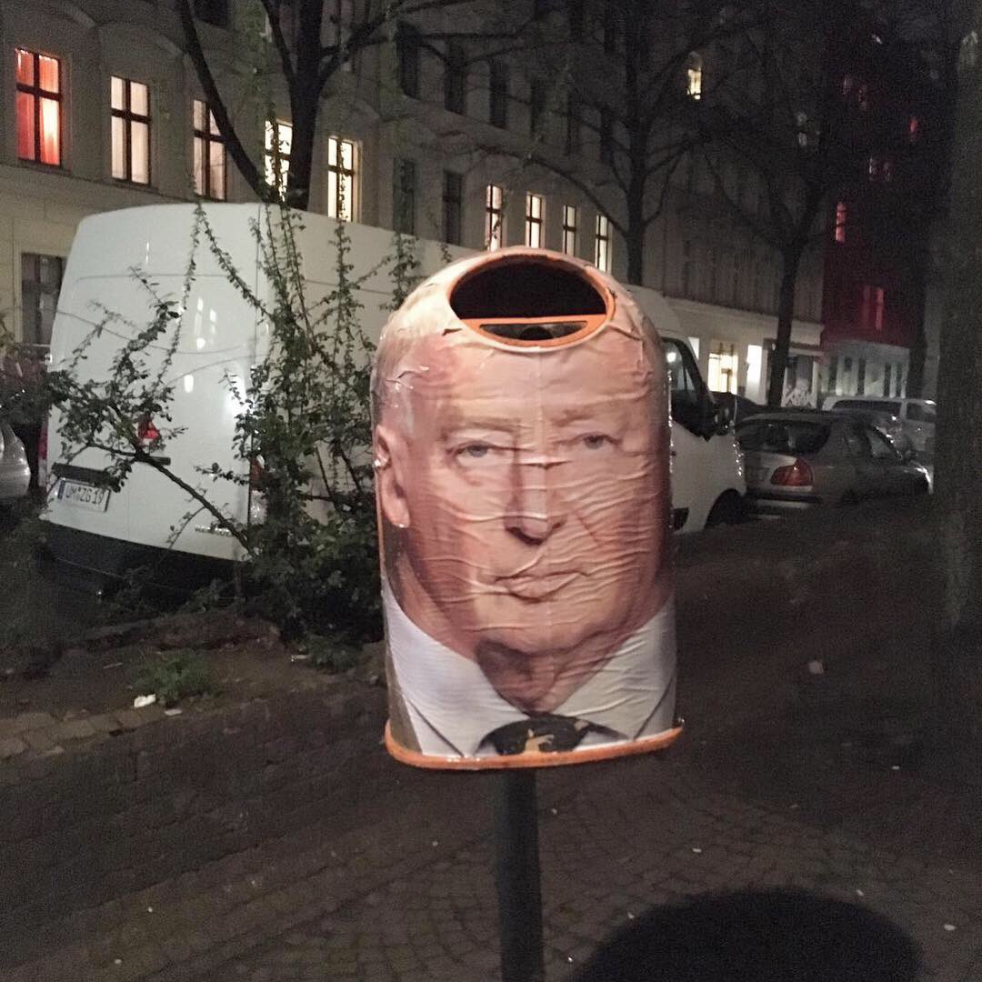 wirsindmodus's tweet photo. In Berlin sind gestern die  öffentlichen Mülleimer der Stadt in neuem Gesicht erstrahlt. In Zukunft kann man seinen (geistigen) Müll noch besser loswerden. 
Überlegt auch ihr euch wie ihr kreativ werden könnt, setzt euch zusammen, handelt! #AFDentskalender 1/2 https://t.co/t3FhtQaioN