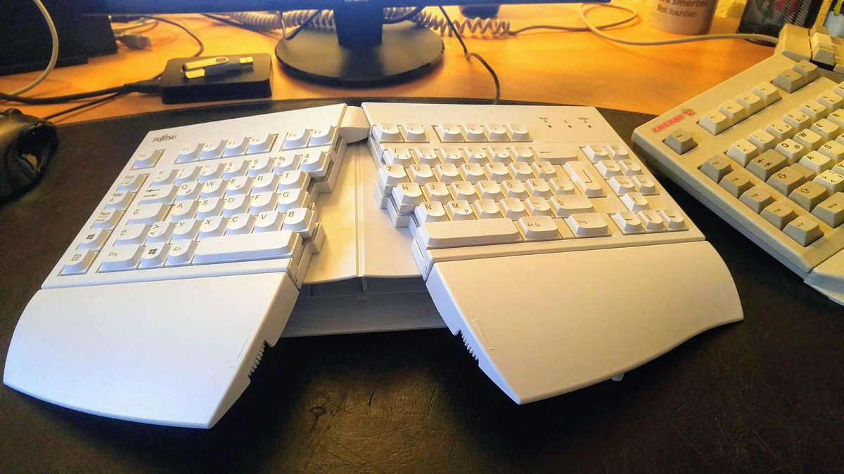 nixspam's tweet photo. Diese Ergo-#Tastatur habe ich in c't 6/1995 vorgestellt. Sie wurde seitdem fast unverändert gebaut, nun ist wohl Schluss. Da musste ich zugreifen. Vielleicht geht die #Cherry #ErgoPlus ja eines Tages kaputt? #Fujitsu #FujitsuSiemens #SiemensNixdorf #Siemens #Nixdorf #kbpce https://t.co/iJ1wDBcJoC