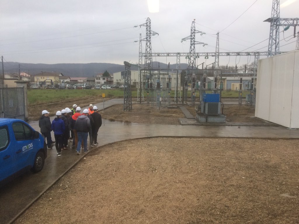 Enedis_AuRA's tweet image. #EnDirect 60 élèves 💼 du lycée Plaine de l'Ain en visite chez @Enedis à #Amberieu pour découvrir :
📌un poste source électrique⚡️
📌 les missions &amp;amp; enjeux d'un distributeur d'électricité tourné vers l'avenir 🌏
📌 les métiers ouverts à l'alternance 👨‍🔧👩‍🔧👨‍💻👩‍⚖️