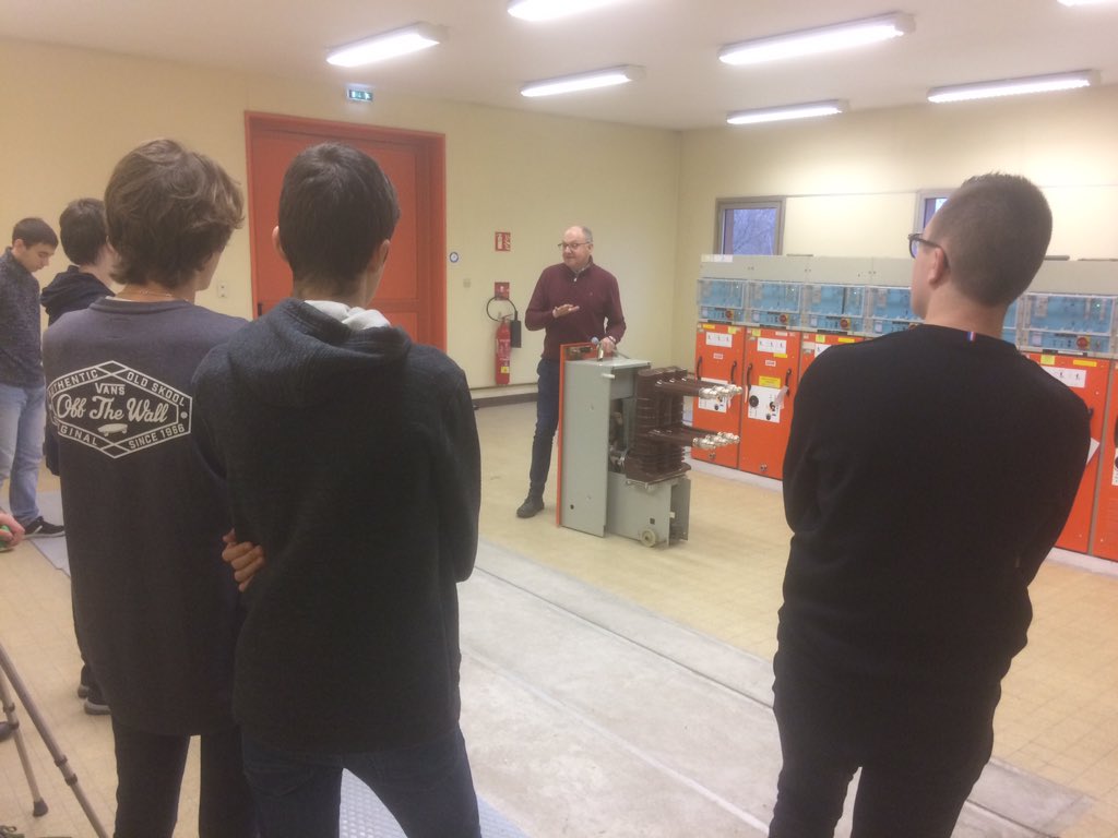 Enedis_AuRA's tweet image. #EnDirect 60 élèves 💼 du lycée Plaine de l'Ain en visite chez @Enedis à #Amberieu pour découvrir :
📌un poste source électrique⚡️
📌 les missions &amp;amp; enjeux d'un distributeur d'électricité tourné vers l'avenir 🌏
📌 les métiers ouverts à l'alternance 👨‍🔧👩‍🔧👨‍💻👩‍⚖️