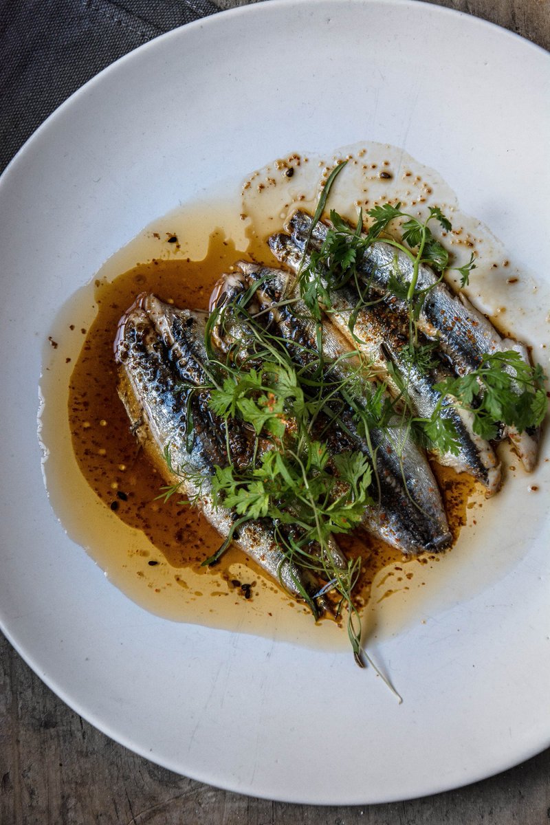 ...¿Qué te viene cuando pruebas un boquerón?, le pregunto de nuevo a Patxi en una huida hacia delante para escapar de las emociones...cocinafuturo.net/fismuler-boque… 📸 <a href="/elgranjero_es/">El Granjero</a>