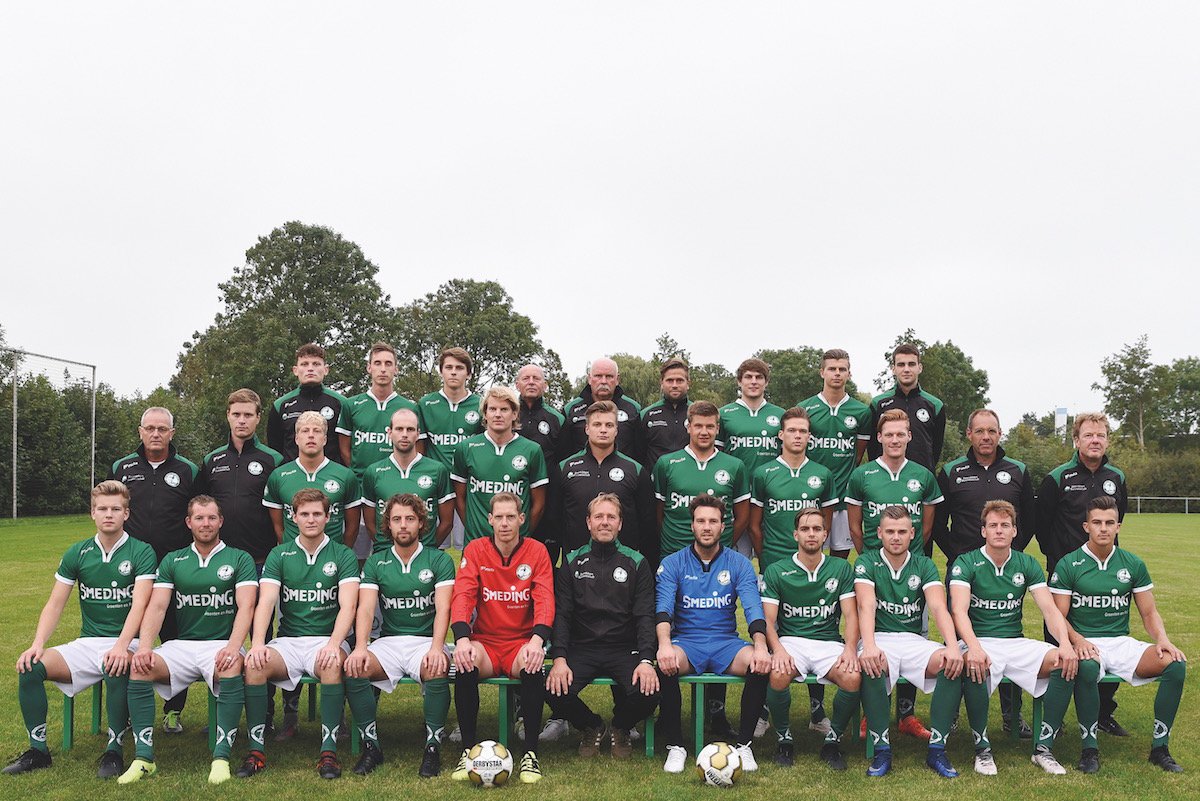 ONZE SPORTERS! Voor onze sporters van de 1e selectie van Zeerobben zit de eerste seizoenshelft erop. Op dit moment staan de voetballers 11e op de ranglijst.  We hopen dat het team in de tweede seizoenshelft weer aansluiting vindt bij de middenmoot. Succes!