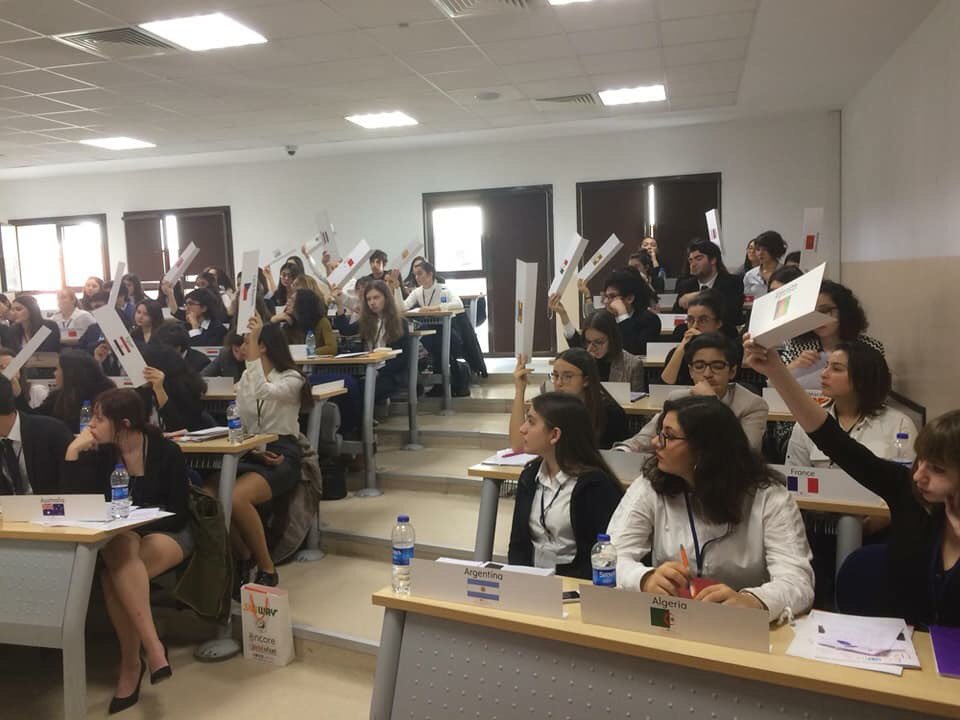 İngilizce #Mun ( #modelbirleşmişmilletler )konferansına katılan Öğrencilerimiz çok değerli başarılar elde ettiler.Esma Çağla Oğuzhan ve Şilan Turan “honorable mention”ödüllerine layık görüldüler. Başarılarımız daimi olsun. Öğrencilerimizi ve öğretmenlerimizi kutluyoruz.