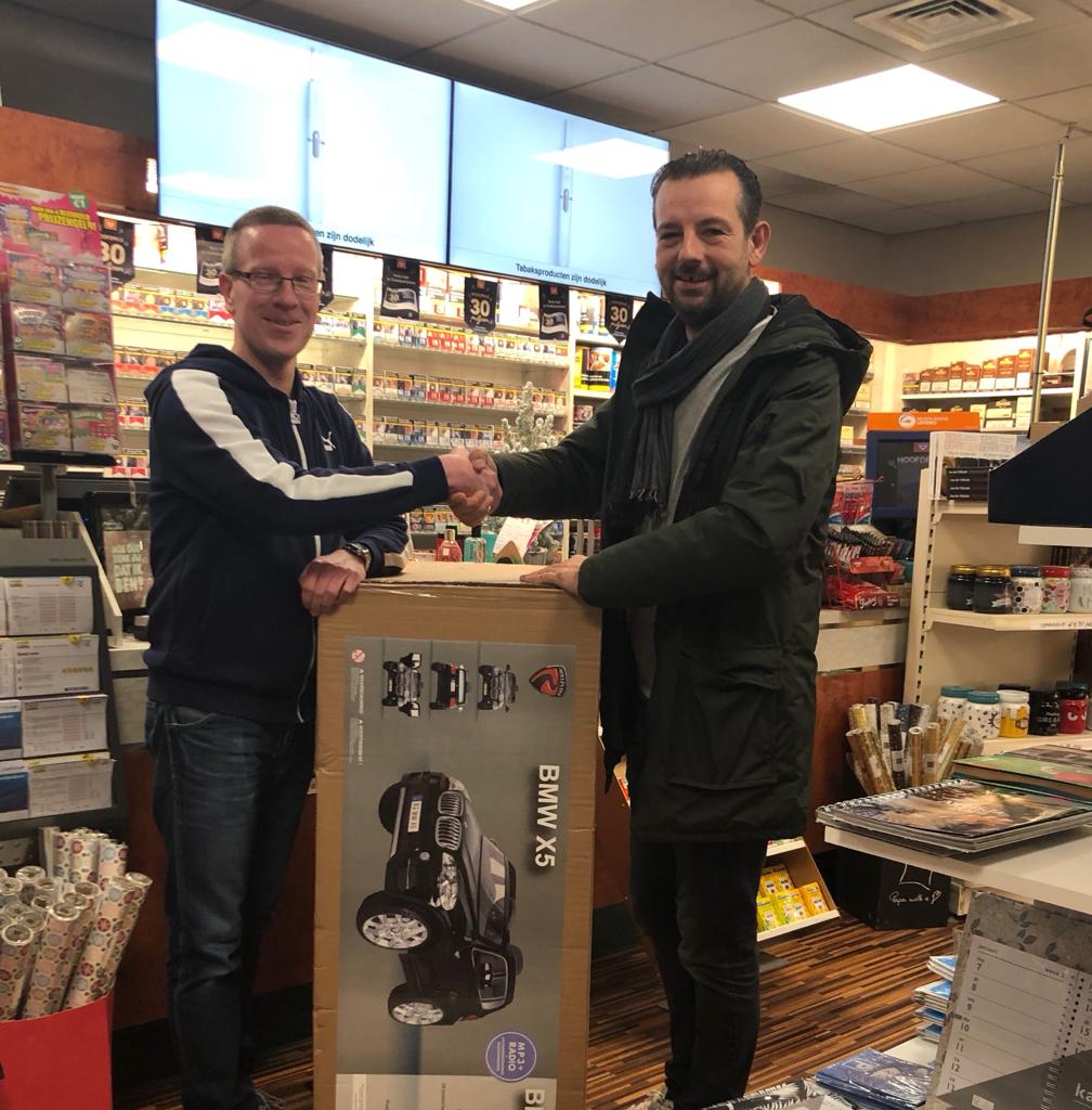 De winnaar van de Justfog Q16 actie is bekend! 
Patrick van Vivant Zuid-West Leiden heeft uit handen van FOOX verkoopadviseur Sjuk de elektronische BMW X5 in ontvangst mogen nemen. 
Van harte gefeliciteerd Patrick, veel rijplezier gewenst!