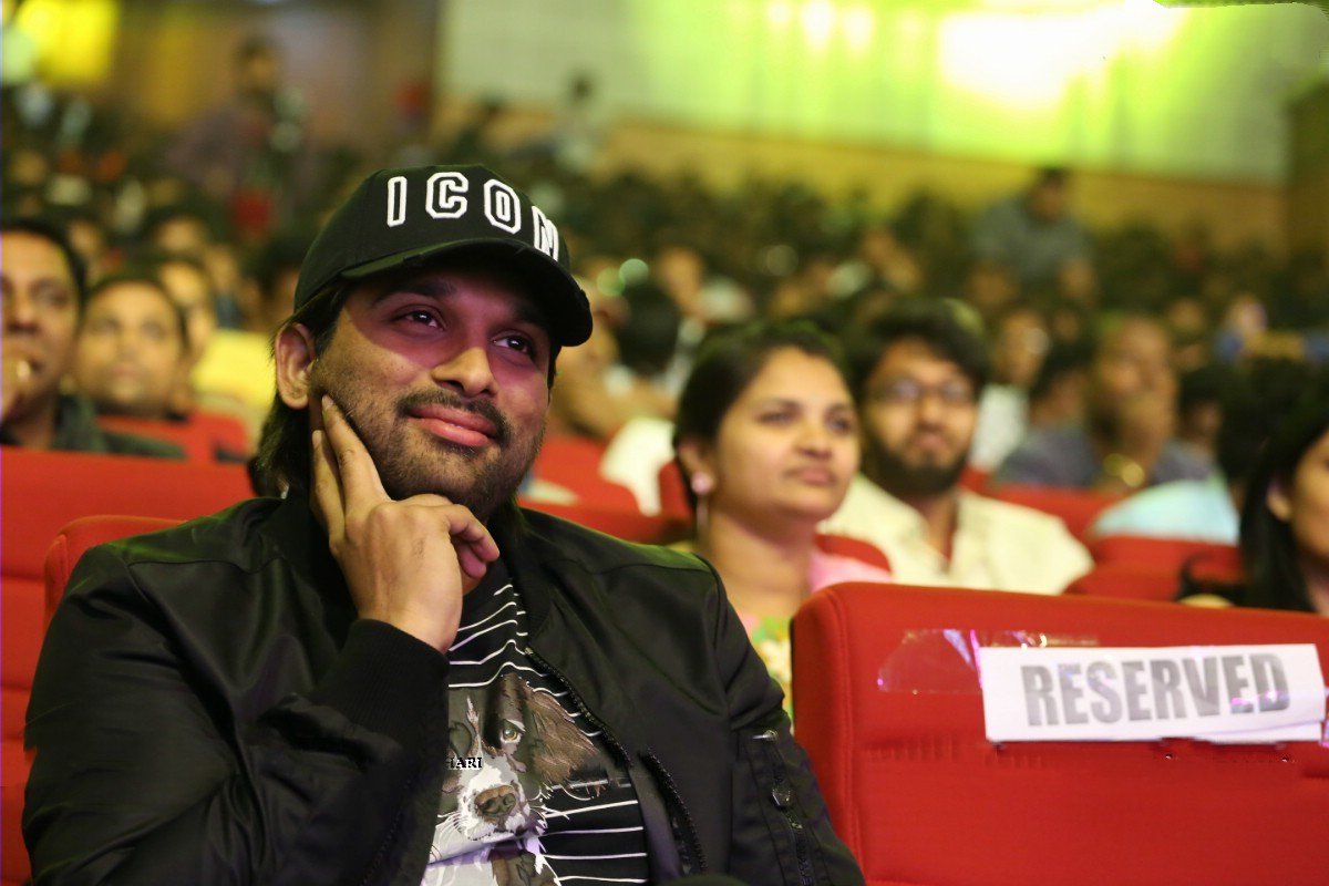 Surya_AACult's tweet photo. Some Candid Clicks📷 of #StylishStar @alluarjun PreRelease Event #AlluArjunAtPPLMPreRelease
#AlluArjun
#PPLMPreReleaseEvent https://t.co/O5DerRnM5i