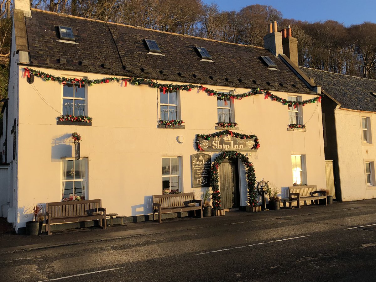 douganbren's tweet photo. One of our #LocalPubs looking festive 👌🏻#WeHave2 #Limekilns #ShipInn https://t.co/6B1lt98NoL