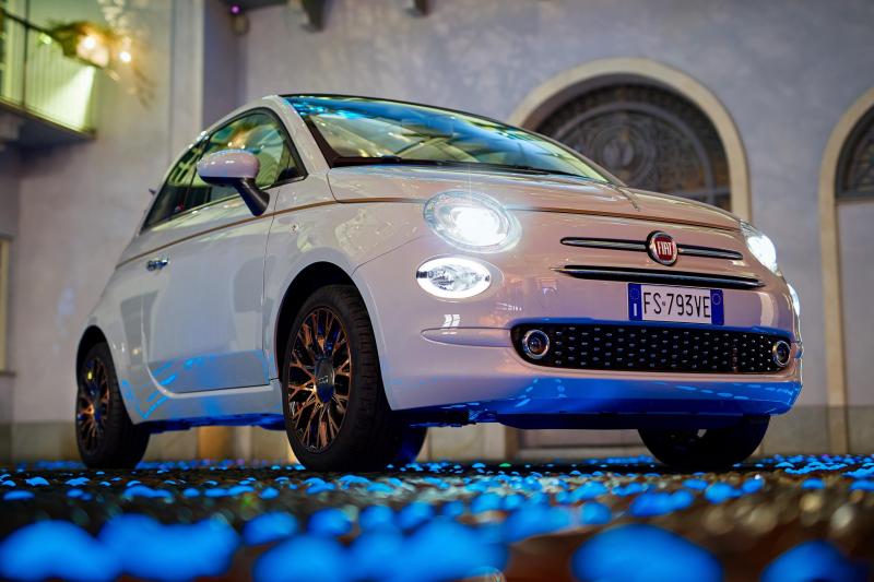 AvAutomovil's tweet photo. La gama Fiat se expone en las plazas de Turín bajo las luces de "Luci d'Artista" 🚗🌟
➡ https://t.co/JlCVZ07A96
ℹ Más información en su web https://t.co/5qRebSFc36 https://t.co/NC4pmSlp0V