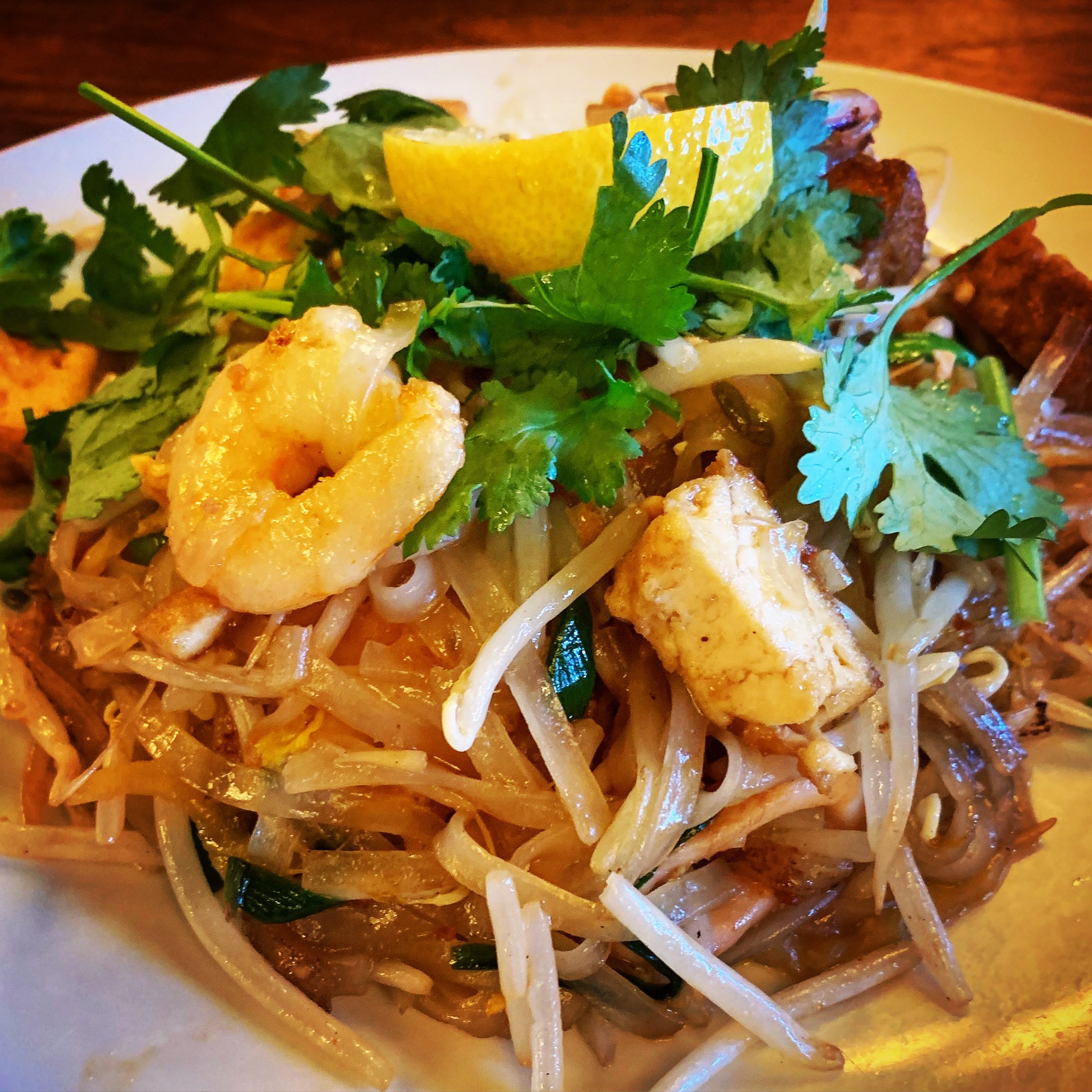 𝕊𝕙𝕚𝕟𝕤𝕦𝕜𝕖𝕊𝕒𝕕𝕒 Monsoon Cafe ここの雰囲気素敵です モンスーンカフェ エビトースト彩りサラダ 大好きパッタイ ガパオライス 鶏肉のフォー T Co Knnnk1dx6u Twitter