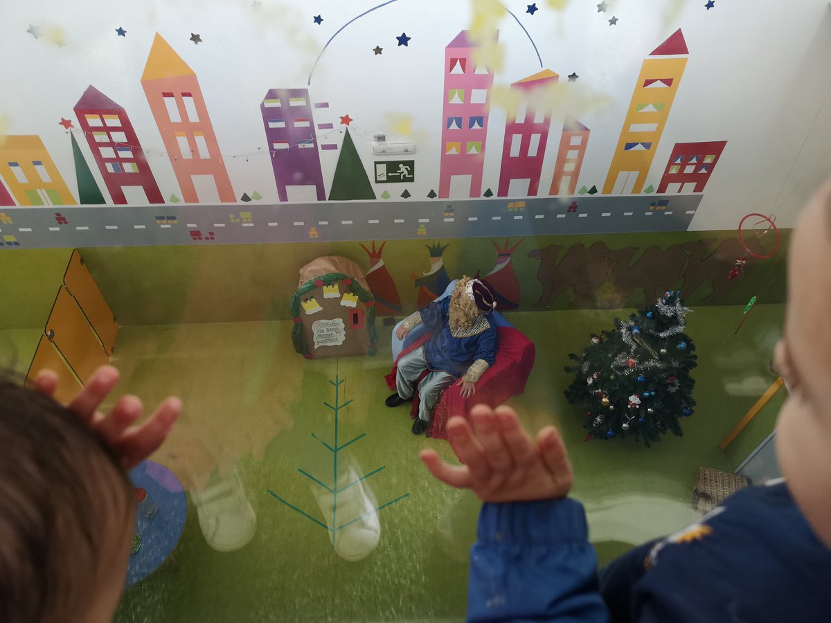 CarmenNvschl's tweet photo. Q emoción hoy en @Novaschool_es #MalagaCentro Una visita muy especial, el #PajeReal recoge los deseos d nuestros peques @SilviaPalomoCis 🎈⭐🌟🎄🎄 https://t.co/HWWjzSFWqH