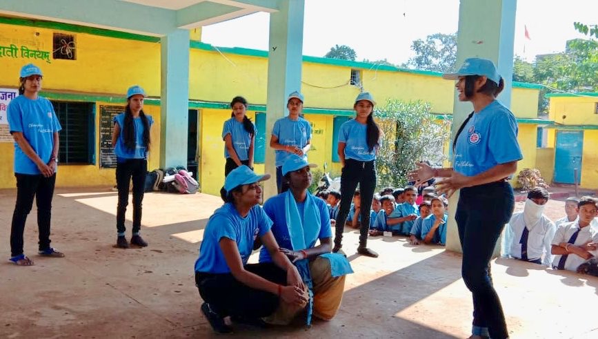 UNICEFIndia's tweet photo. National Sevice Scheme volunteers are spreading awareness on #ChildRights through street plays in various areas across Raipur, #Chattisgarh as part of #WCD2018.
#GoBlue 🔵 https://t.co/lMe7Tw0UV0