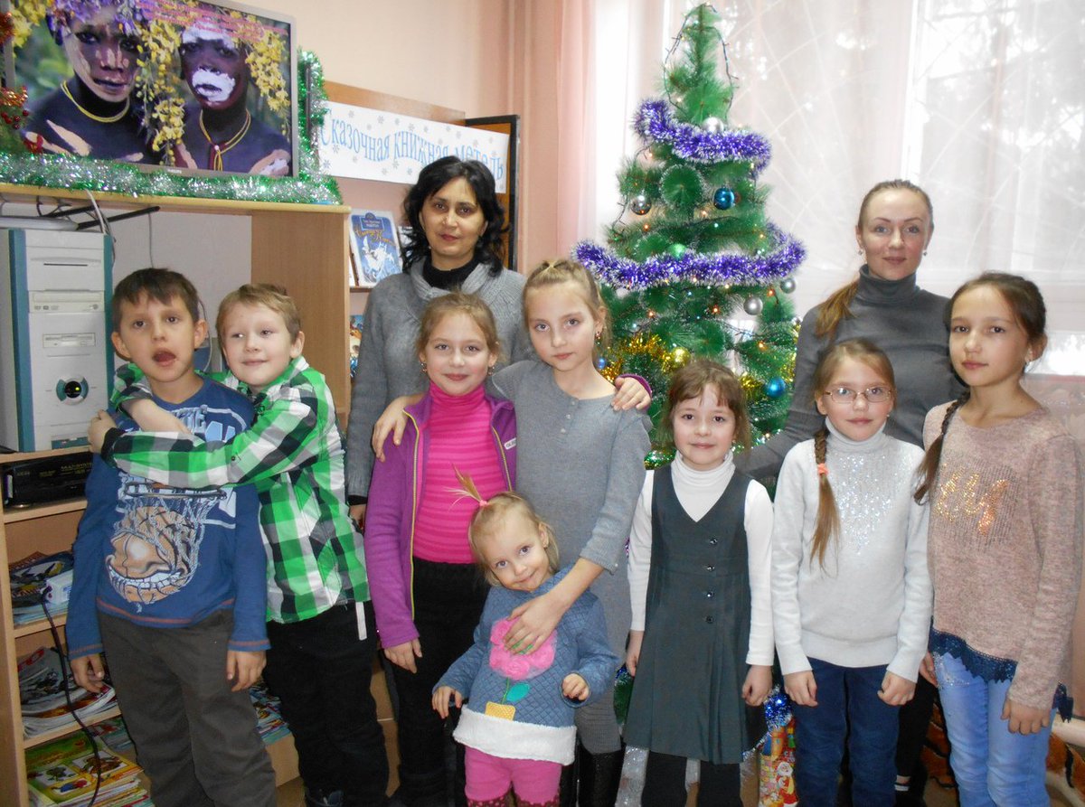 Новогодние чудеса в библиотеке 

16 декабря в детской библиотеке члены клуба «Узнавай-ка» стали участниками конкурсно-игровой программы «Новогодние чудеса». Собравшиеся познакомились с историей праздника, многообразием новогодних традиций и обычаев разных стран.