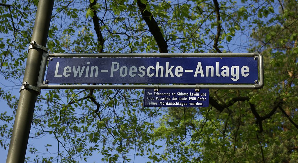 Antisemitischer Doppelmord: Heute vor 38 Jahren, am 19.12.1980, ermordete einE oder mehrere neonazistische Täter_in/Täter_innen in #Erlangen Shlomo Lewin und Frieda Poeschke. #Antisemitismus #RechterTerror #Bayern #VSabschaffen