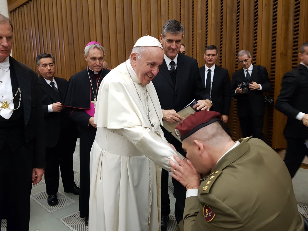 #19dicembre Un incontro emozionante con il Santo Padre <a href="/Pontifex_it/">Papa Leone XIV</a>.La delegazione degli atleti che hanno partecipato agli @InvictusSydney in udienza generale per consegnare il premio e ringraziarlo per la Sua costante vicinanza <a href="/MinisteroDifesa/">Ministero Difesa</a> <a href="/SM_Difesa/">Forze Armate StatoMaggioreDifesa</a> <a href="/Esercito/">Esercito Italiano</a> <a href="/ItalianNavy/">Marina Militare</a>