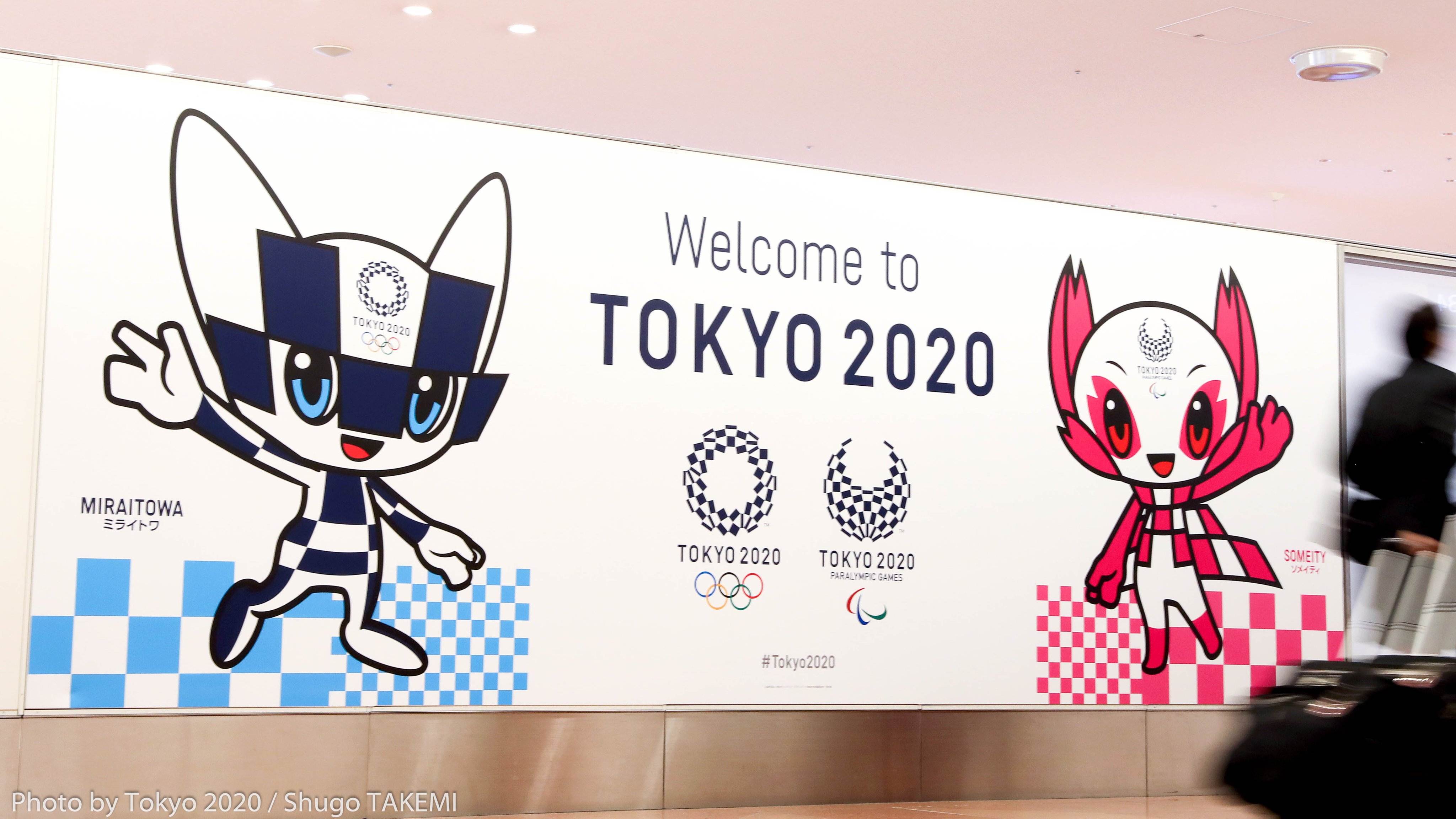 東京都オリンピック パラリンピック準備局 空港で東京マスコットがお出迎え 日本の玄関口である東京国際空港 羽田空港 と成田国際空港 成田空港 に 東京大会の新たなウェルカムボードが登場 東京マスコットの ミライトワ と