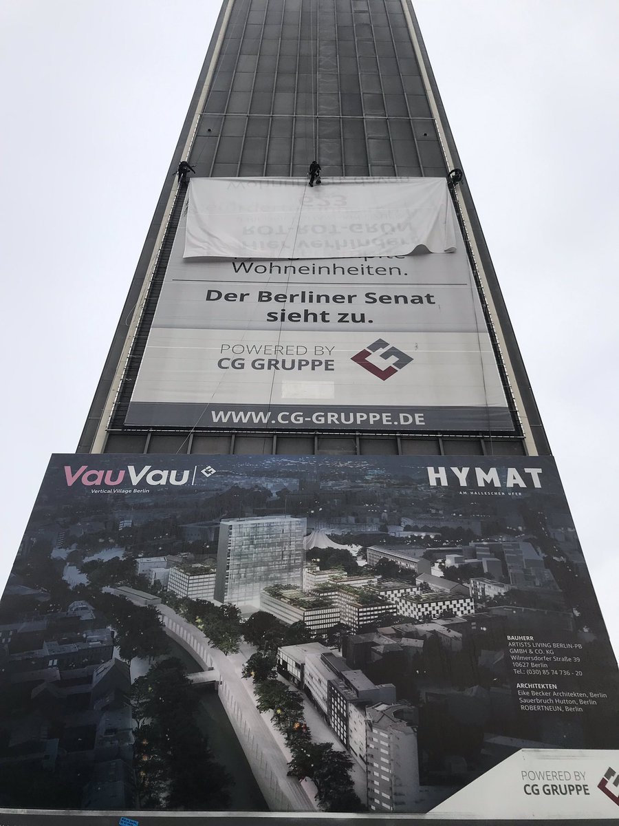 RealleaseGmbH's tweet photo. #CGGruppe demontiert wie angekündigt ihr Protest-Plakat am Halleschen Ufer Berlin. #reallease hat das Hochhaus voll vermietet. #froheWeihnachten https://t.co/bBiMJta2Fc