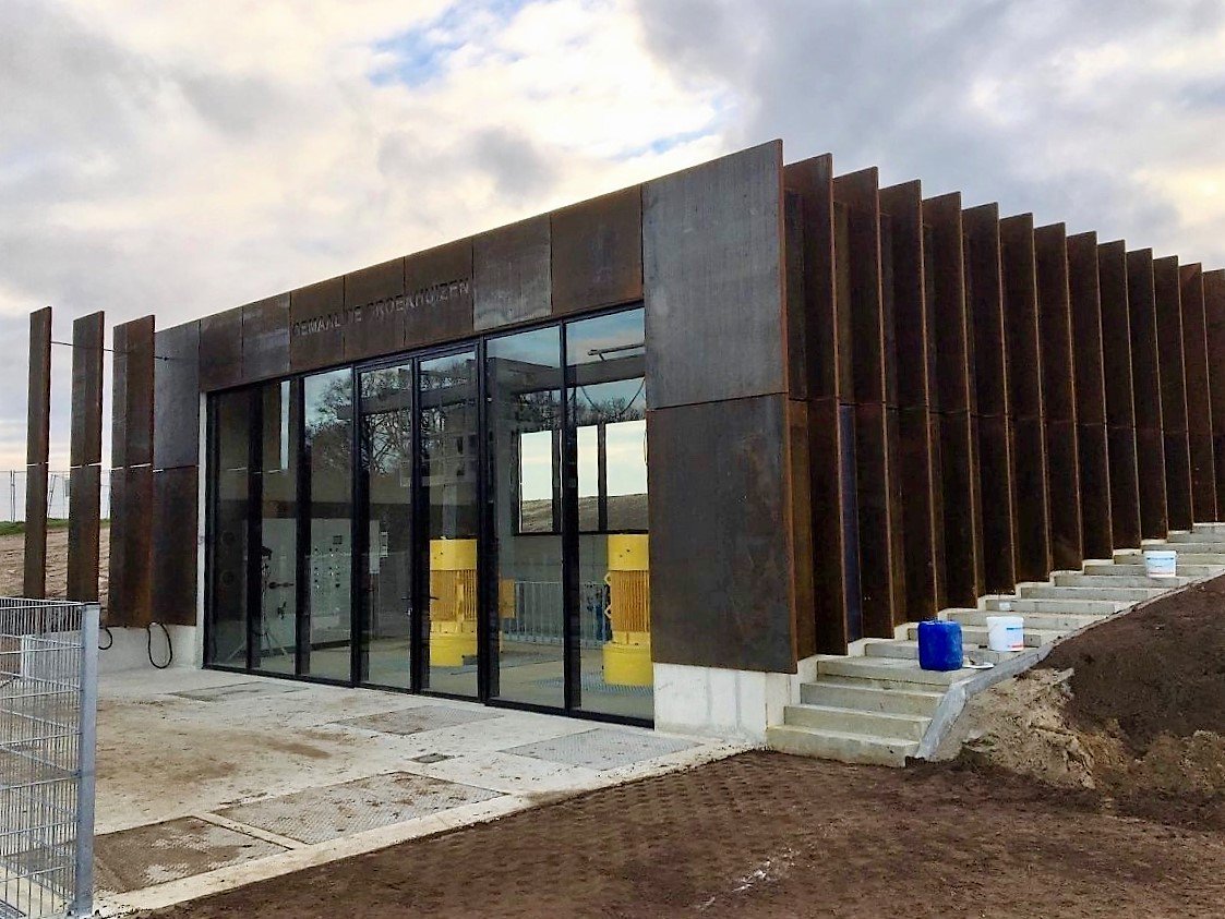 WDODelta's tweet photo. Gemaal De Broekhuizen @gem_dalfsen staat aan de rand van het #Vechtdal en is goed zichtbaar. Voor ons een mooie gelegenheid om een gemaal te ontwerpen dat niet alleen functioneel en doelmatig is, maar ook herkenbaar, aantrekkelijk en passend i/d omgeving @SjoukeWesthoff @GMBtweet https://t.co/l6PpiD7DkR