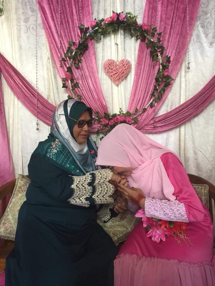 syaanan9497's tweet photo. Sweet memories..Thanks mak,abah,my famly, ibu and your fmly..Alhamdulillah..3 month ago be a your fiancee..Still countdown💑
#080918 https://t.co/Z9zRL6MFAH