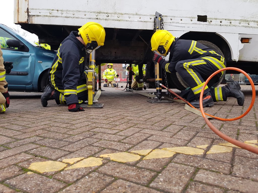 Cosham23's tweet photo. A few photos from yesterdayβs heavy rescue course at HQ using our Response Support Vehicle (RSV) which has specialist kit for lifting and stabilising HGVβs amongst other additional roles it performs. #GreatBitOfKit https://t.co/Ows2oz99oI