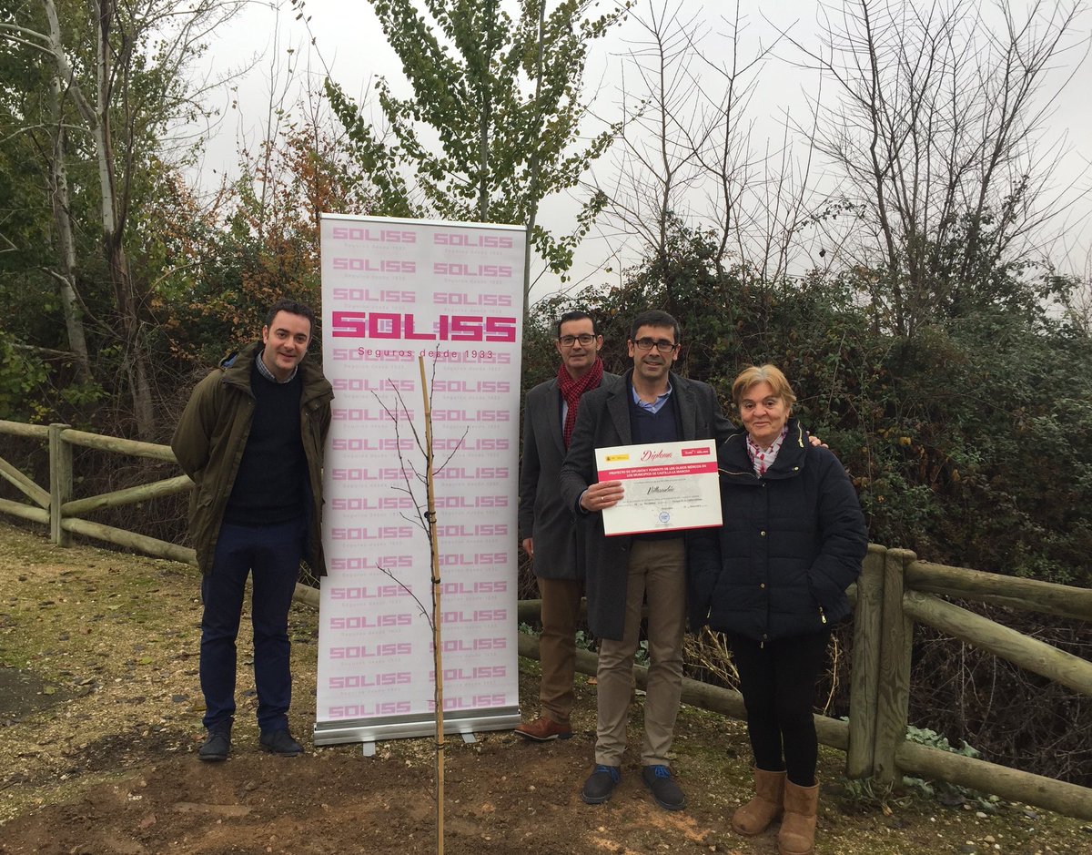 SolissSeguros's tweet photo. 🌿🌳 Un nuevo ejemplar de olmo autóctono resistente a la grafiosis ha sido hoy plantado gracias al #ProyectoOlmo de la @FundacionSoliss. La localidad conquense de Villarrubio se ha incorporado al proyecto y su olmo ya está presente en el Parque de D. Casto Ortega. https://t.co/xTcwpBUOr2
