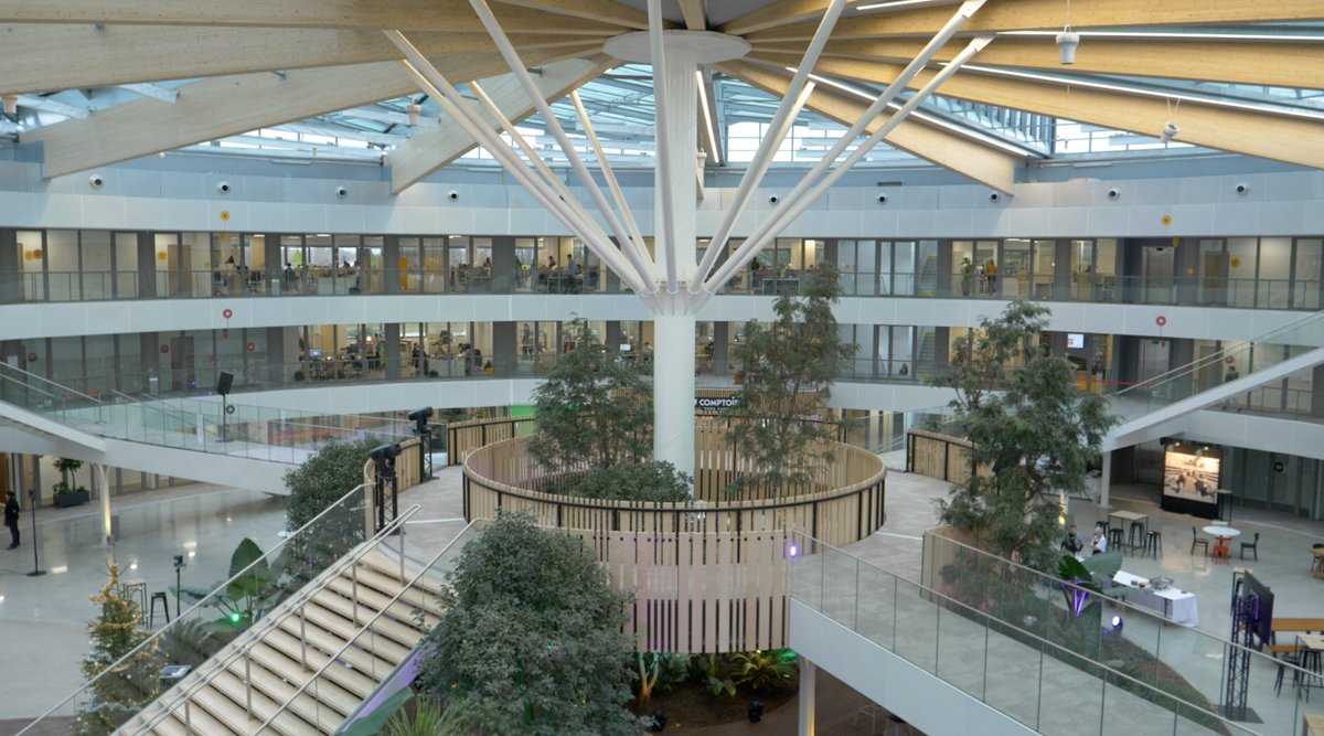 ClaireGriot's tweet photo. Inauguration du Campus @Avril à Bruz, ce matin. 450 collaborateurs travaillent dans ce bâtiment de 13000m2 flambant neuf, tout en rondeur et en transparence, sur 2 niveaux à la forme d'une Horloge #groupeavril #rennesmetropole #agriculture #bruz https://t.co/af6nClfYMQ