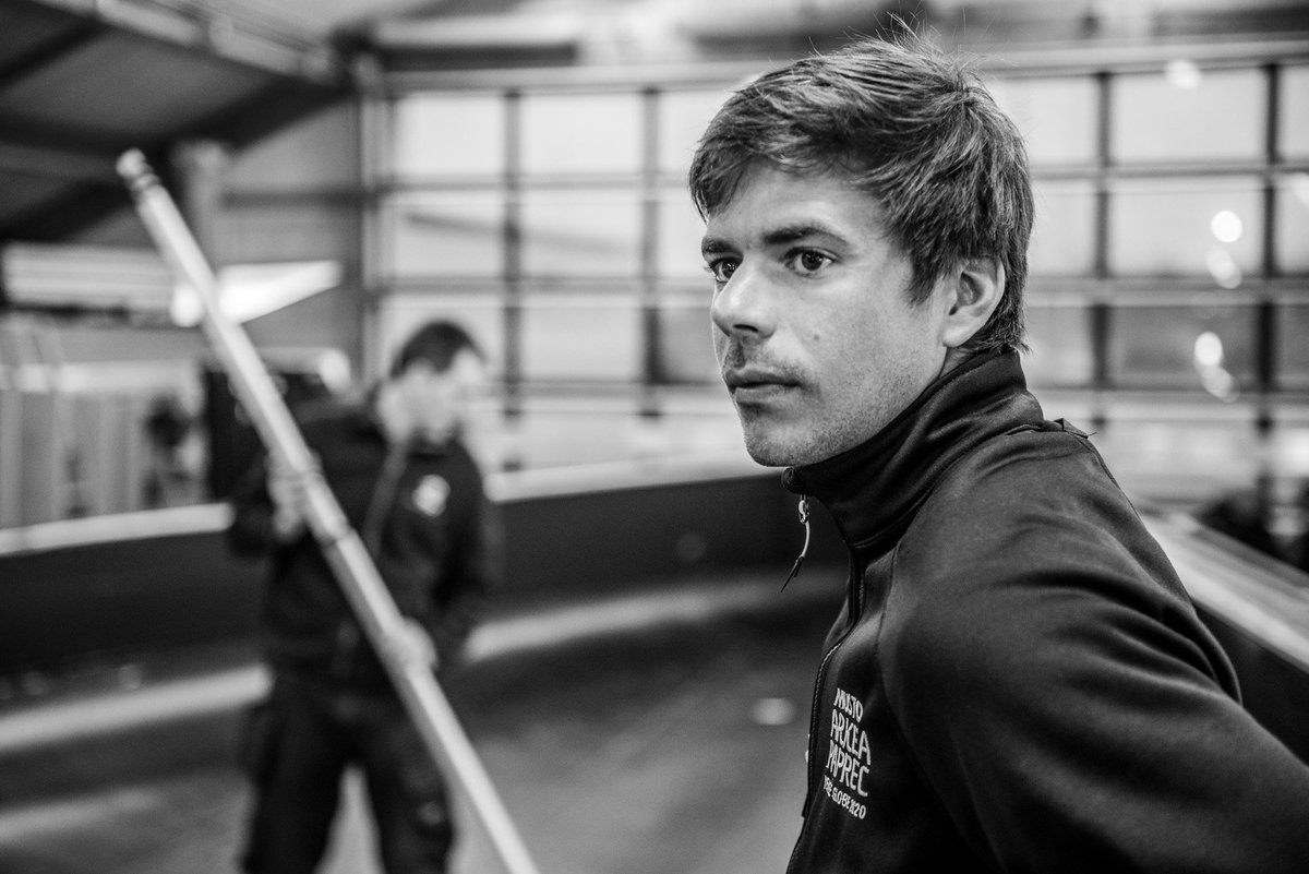 SebastienSimon_'s tweet photo. Première échéance très concrète de notre beau projet #ArkeaPaprec #VG2020 avec la réception de la coque de mon #IMOCA au sein de l'atelier de @Vincent_Riou, où l'assemblage du bateau sera intégralement réalisé.
📰 https://t.co/CpS5qzGxWk
#milestone #construction @CDK_tech https://t.co/gx4Vzt2Cpw