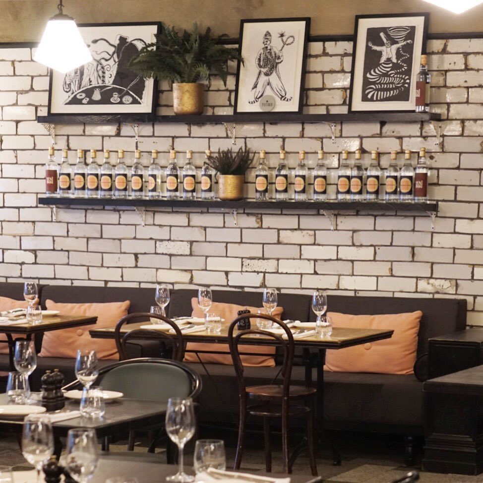 Celebrate NYE here with me. 💁🏻‍♀️Booking essential. £55 sharing menu. A glass of bellini upon arrival. 🥂 #yosmalondon #newyearseveparty