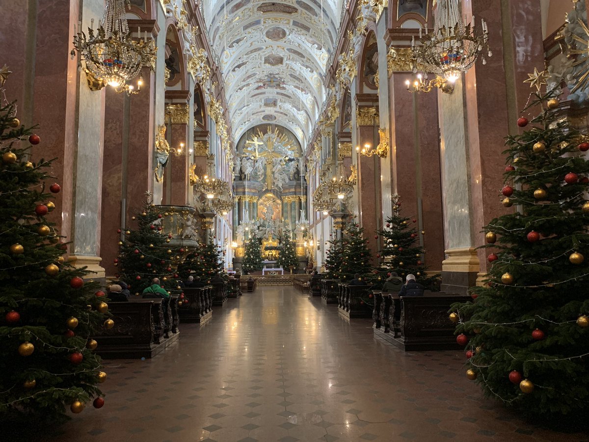 ChurchInPoland's tweet photo. The Sanctuary of #JasnaGora has already been decorated for the birth of Jesus. https://t.co/ees5FUCEUD