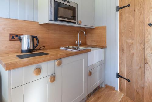 ploughhather's tweet photo. Fancy a quirky Christmas Mini Break in the Peak District? 

*All prices include home cooked full English or Continental breakfast.

*Please call us on 01433 650319 for our best last minute rates!

https://t.co/F6g35p2Zc0 #ShepherdHuts #Hathersage #PeakDistrict https://t.co/DcRXc81ylA