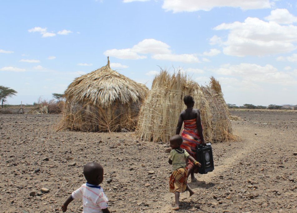 axfood's tweet image. Att ge bort lite solsken i julklapp kan göra en enorm skillnad. Sjukdomar förhindras och mindre tid behöver användas för att hämta rent vatten. Dessutom påverkas miljön positivt när mindre bränsle förbrukas. @SOLVATTEN 
solvatten.org/supportafamily