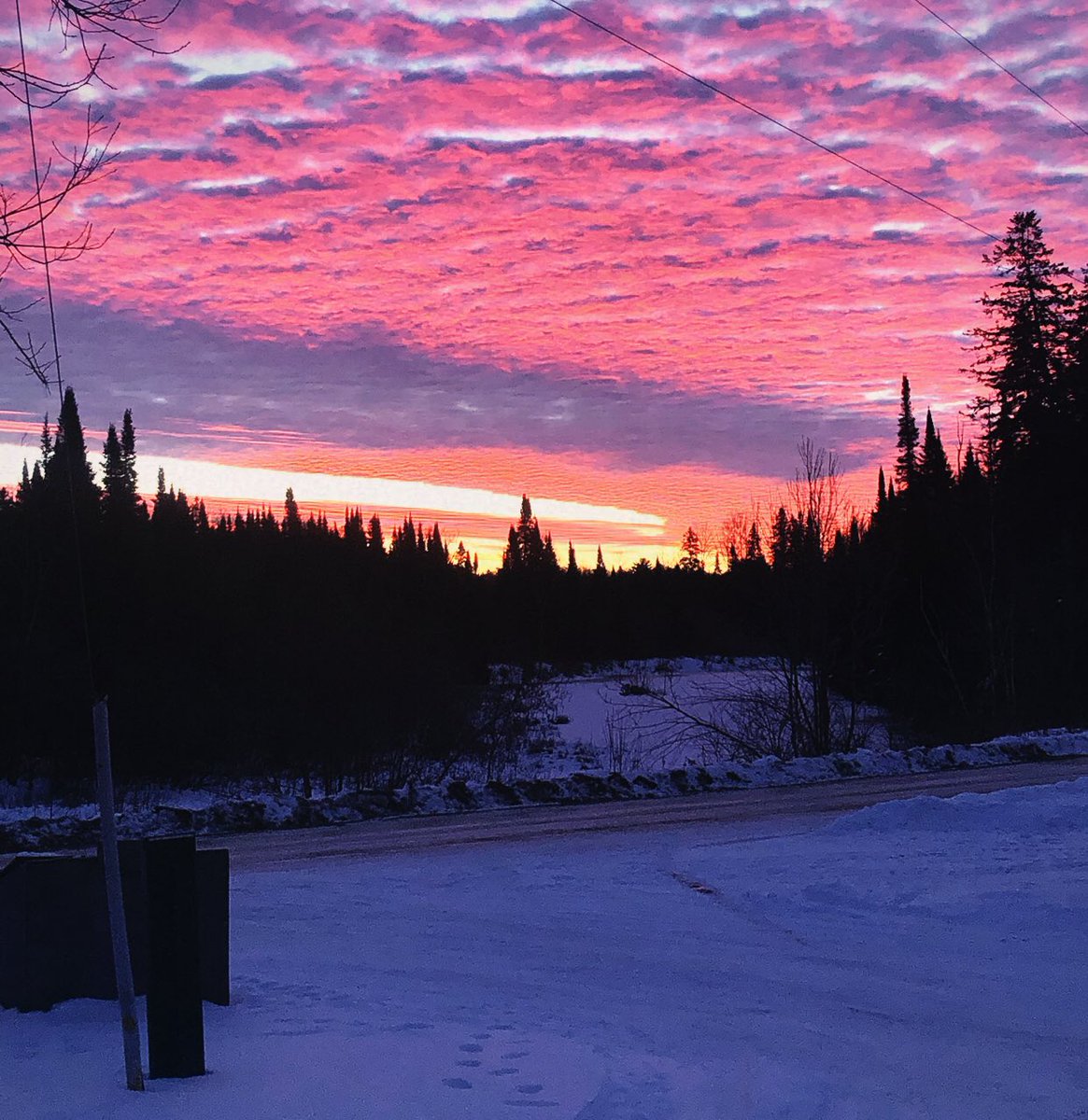 kvrbyxo's tweet photo. Beautiful morning view 💕 #canada #december #chillymornings #pinkskys https://t.co/8rBs2KwK4Y