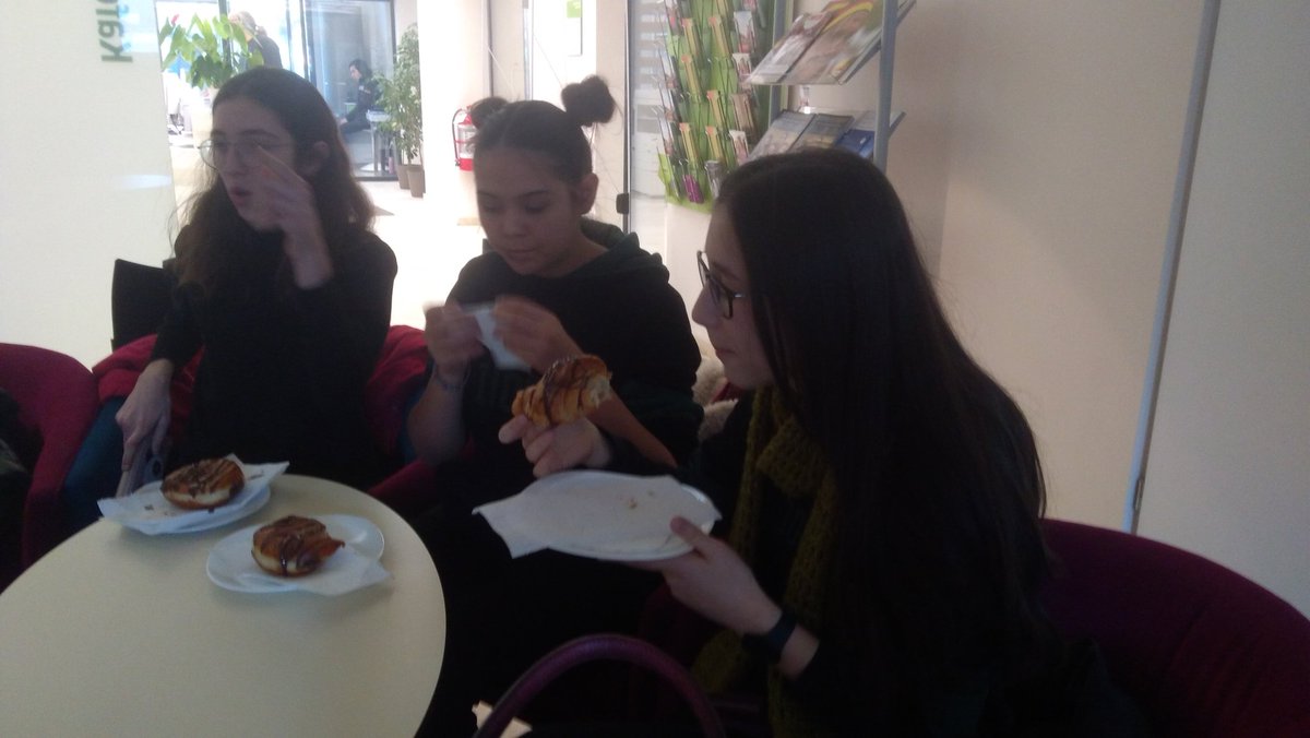 Essen und Trinken konumuz Alman Kültür Merkezinin kafesinde pekistirildi <a href="/UdoKywall/">Udo Kywall</a> #DogadaAlmanca <a href="/cambarscitech/">İTÜ ETA Vakfı Çukurambar Doğa Fen&Teknoloji Lisesi</a>