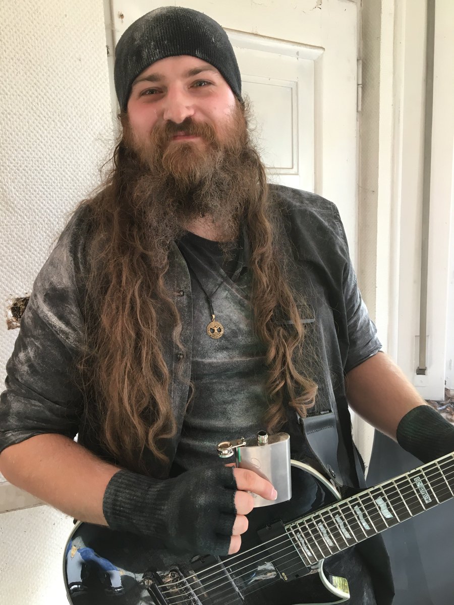 official_ONCE's tweet photo. Cheers and happy birthday to our master of guitars Marco Paulzen! 🍻🎸🎉🎉🎉🎊 https://t.co/sPpNPKbmVL