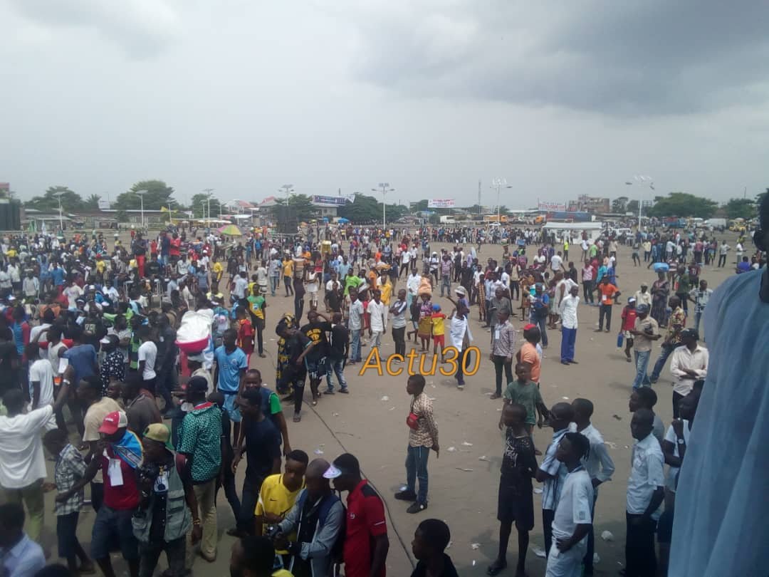 rkitsita's tweet photo. #RDC: place sainte Thérèse à N'djili, la police a interpellé les cadres de LAMUKA pour leur demander d'arrêter l'installation des matériels sur le terrain mais la population s'est levée pour contredire la police, en disant soki meeting eza te, toko bomana.... https://t.co/OBmFFGx8B4