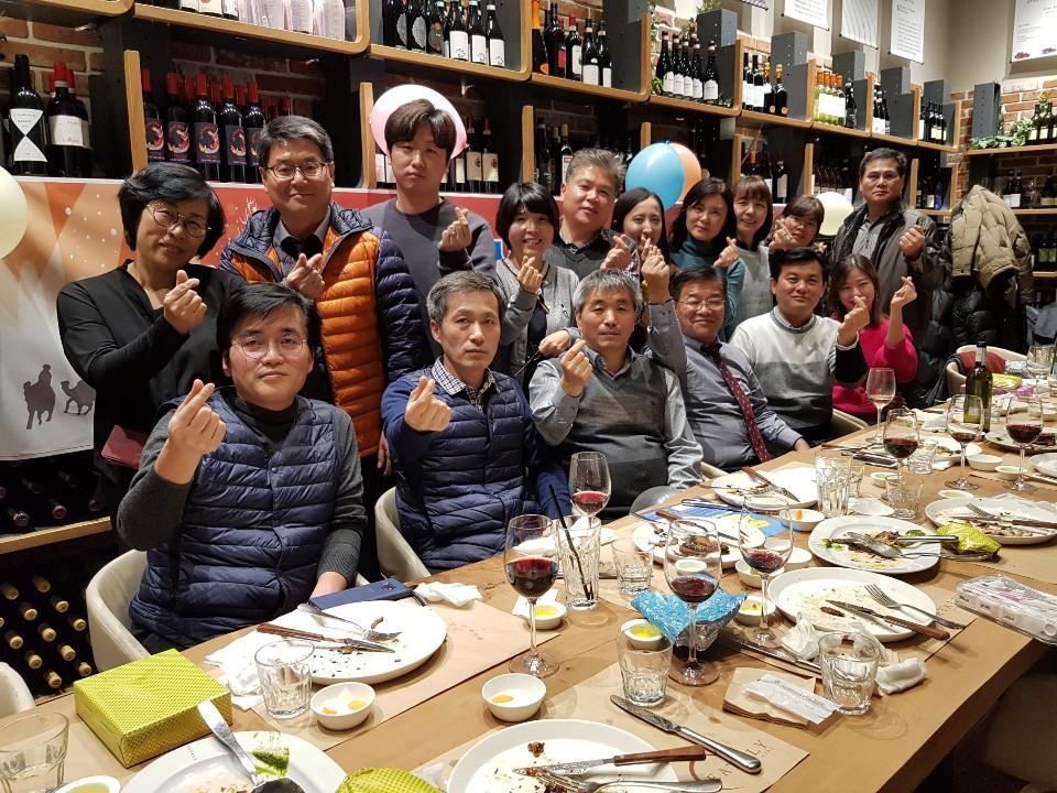 #성남시 #식품안전과
2018년 한 해를 보내면서 열심히 일해온 직원 격려 송년회 실시. 식품안전과 최고입니다. 
식품안전과가 최고인 건
우리 모두가 최고이기 때문입니다.
모두 모두 수고했어요. 올해도..